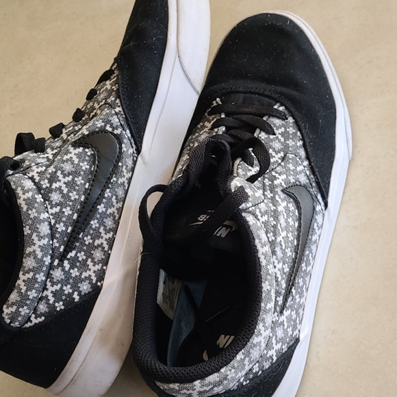 Nike SB Shoes - Picture 2 of 4